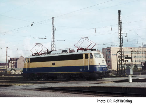Electric locomotive E 10.12 for &quot;Rheingold&quot; train<br /><a href='images/pictures/Roco/63704.jpg' target='_blank'>Full size image</a>